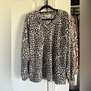 *NWOT* Moco Boutique Black and White Leopard V-Neck Long Sleeve